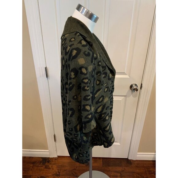 Akemi + Kin Green & Black Terra Animal Print Kimono Sleeve Cardigan, Sz O/S - Picture 2 of 5